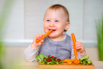 Baby isst gesund
