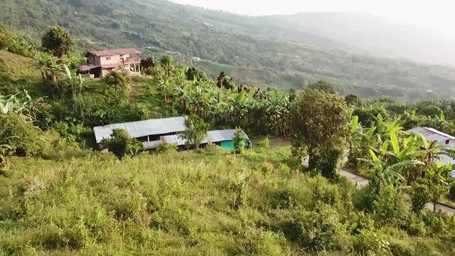 vista a&eacute;rea de casas en la monta&ntilde;a