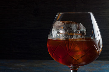 COPA DE LICOR CON HIELO Y FONDO OSCURO