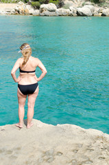 MUJER MADURA MIRANDO EL MAR BIKINI NEGRO 