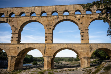 Fototapeta premium Pont du Gard z przodu, rzymski akwedukt we Francji