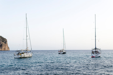 yates en medio del mar baleares