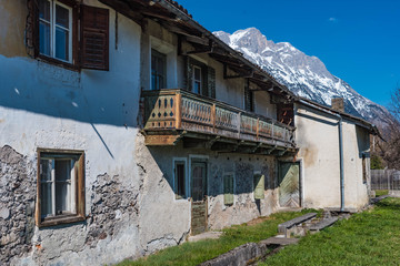 Altes Haus mit Holzbalkon im Gebirge