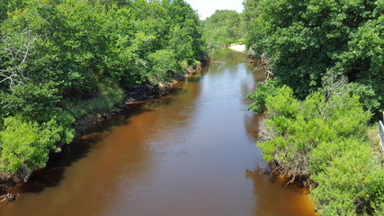 Fototapeta na wymiar Fluß Fluss rotes braunes Wasser