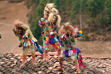 Paucartambo, Cusco, Peru - circa juli 2013: typische duivelsdansers op het dak genaamd & 39 Saqras& 39  op het religieuze festival van Paucartambo van Virgen del Carmen. Groep dansers met traditionele folkloristische kleding.