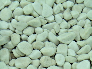 PIEDRAS BLANCAS BAJO EL AGUA, CANTOS RODADOS, ARROYO, PEDREGAL, RIACHUELO, AZULADO, PIEDRAS