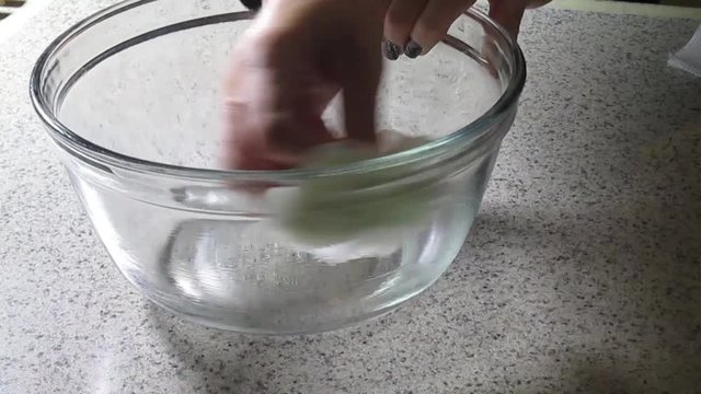 Cooking transparent gelatin to use later in encapsulation and stuck with another gelatin the ornament will have that liqueur with slices of finely cut kiwi