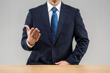 説明するビジネスマン