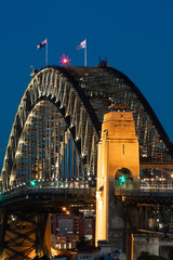 Obraz premium Close-up view of Sydney Harbour Bridge at night with clear blue sky.