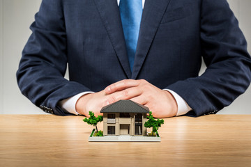 建築模型とビジネスマン