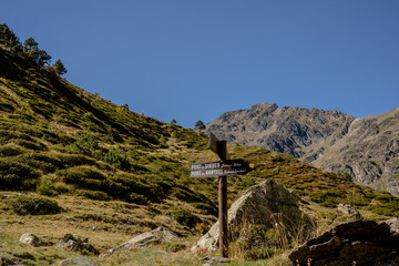Schild zum Gipfel Port de Siguer im Parc Natural de la Vall de Sorteny, Pyraeneen, Andorra