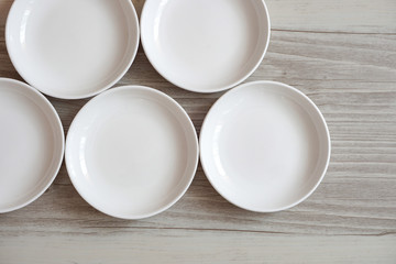 Photograph of many dishes taken from directly above. Lined dishes. 真上から撮影したたくさんのお皿。並べられたお皿