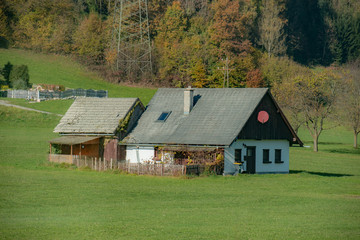 Obraz premium Traditional wooden house on green field