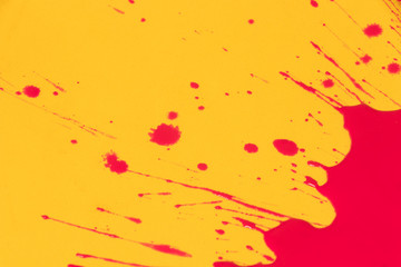 MANCHA ROJA EN FONDO AMARILLO GOTAS SALPICADAS