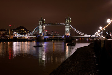 Fototapeta na wymiar Tower bridge by night