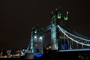 Obraz premium Tower bridge w nocy