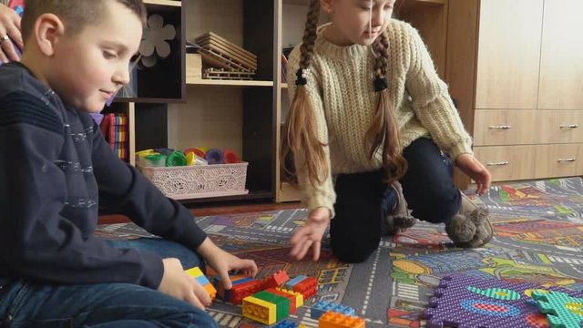 children play with the designer of the cubes