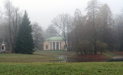 Obraz premium Fog in the city Park, Catherine's palace, St. Petersburg, Russia