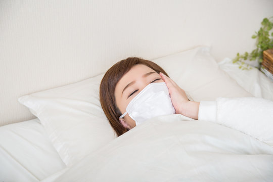 歯が痛い女性