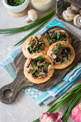 Flapjack with mushrooms and creamy garlic sauce