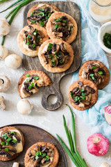 Flapjack with mushrooms and creamy garlic sauce