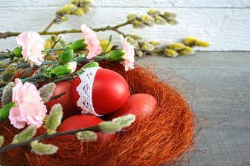 Wielkanocna tło z pisankami, goździkami i baziami © Monika