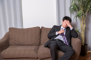 仕事に疲れた男性