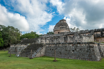 Fototapeta na wymiar Mayan observatory El Caracol ruin at Chichen Itza, Yucatan, Mexico