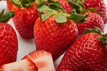 Erdbeeren auf weißem Hintergrund