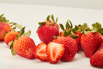Erdbeeren auf weißem Hintergrund