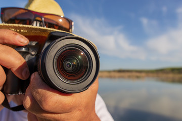 Obraz premium A man photographs nature from a camera