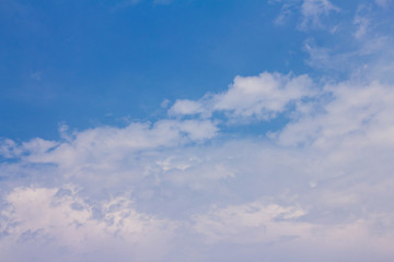 Obraz premium The blue sky has white clouds.