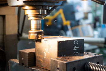 Fresatrice verticale in lavorazione che asportamateriale ferroso