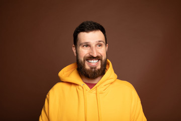 Obraz premium Horizontal close up portrait of a man with beard laughing on isolated color background 