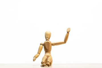 Omino di legno con sfondo bianco che indica lo spazio vuoto su cui aggiungere un testo scritto. Risorsa per grafico.