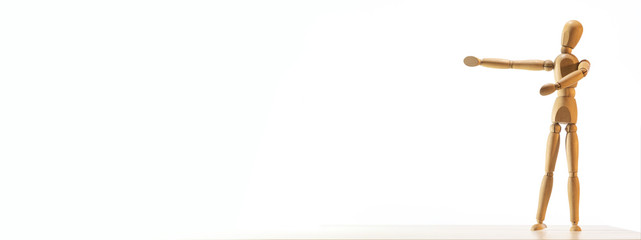 Omino di legno con sfondo bianco che indica lo spazio vuoto su cui aggiungere un testo scritto. Risorsa per grafico.