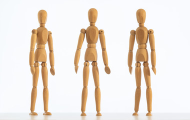 Obraz premium Concetto di successo rappresentato da omino di legno con sfondo bianco.