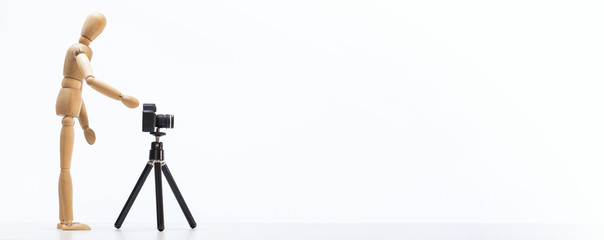 Concetto simpatico e divertente di studio fotografico e video rappresentato da omino di legno con...