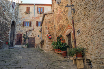 Fototapeta na wymiar Cozy streets of Tuscany Italy