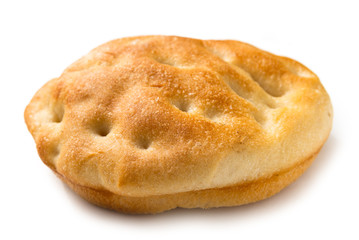 Focaccia intera isolata su fondo bianco