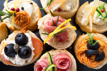 Piatto di tartine con varie farciture