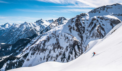 Obraz premium Skifahren in den Allgäuer Alpen bei blauem Himmel