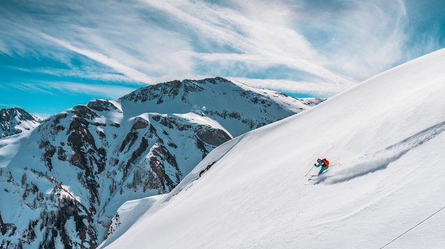 Skifahren in den Allgäuer Alpen bei blauem Himmel
