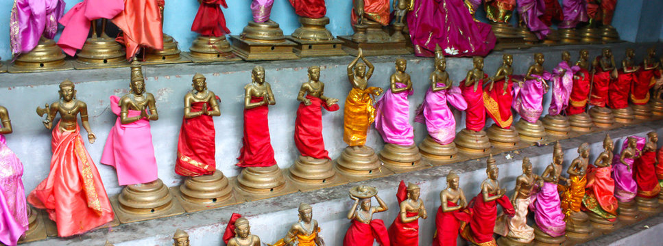 Sri Lanka - Alignement de statuettes / Munneswaram Kovil Temple (Chilaw)