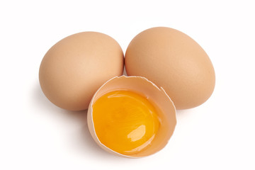 Ekologiczne jajka na białym tle © piotrszczepanek