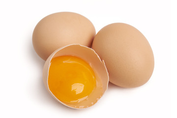 Ekologiczne jajka na białym tle © piotrszczepanek