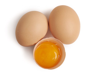 Ekologiczne jajka na białym tle