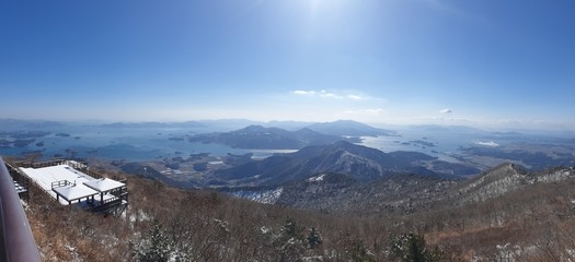 겨울 산에서 바라본 바다