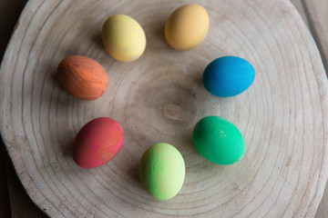 Obraz na płótnie Canvas Kolorowe jajka na drewniany tle.