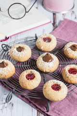 Husarenkrapferl mit Buch